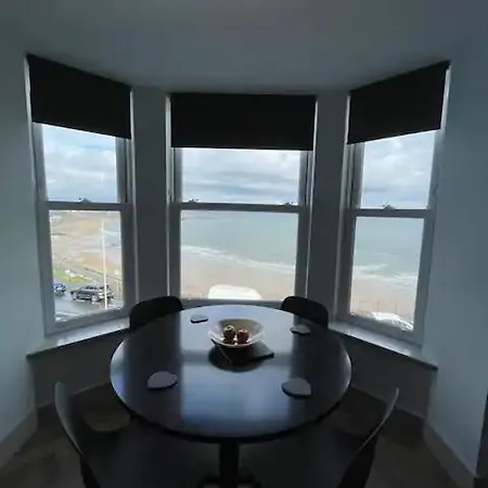 Superb 2 Bedroom Sea View Flat Scarborough Exterior photo