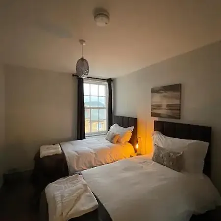 Superb 2 Bedroom Sea View Flat Scarborough Exterior photo