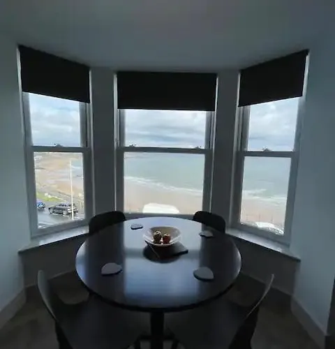 Superb 2 Bedroom Sea View Flat