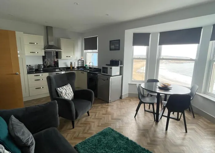 Superb 2 Bedroom Sea View Flat