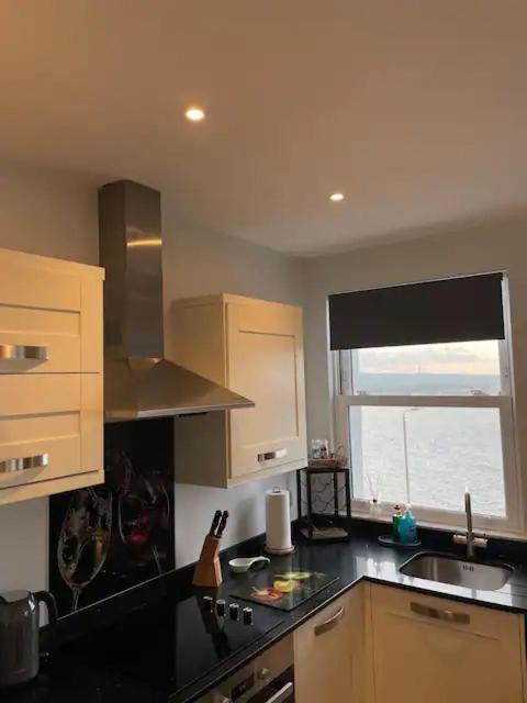 Apartment Superb 2 Bedroom Sea View Flat